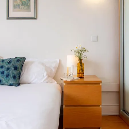 아파트 61 - Bright 2br W/ Balcony By Lovelystay 포르투