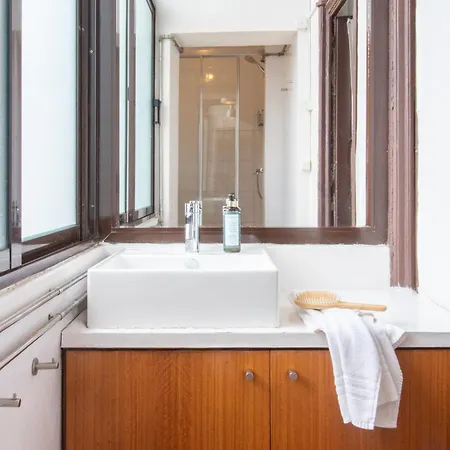 아파트 61 - Bright 2br W/ Balcony By Lovelystay