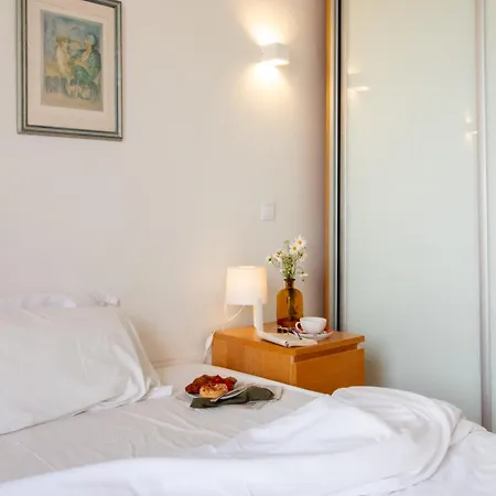 61 - Bright 2br W/ Balcony By Lovelystay *