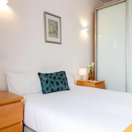 61 - Bright 2br W/ Balcony By Lovelystay *