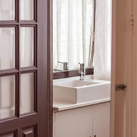 61 - Bright 2br W/ Balcony By Lovelystay *