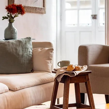 61 - Bright 2br W/ Balcony By Lovelystay *