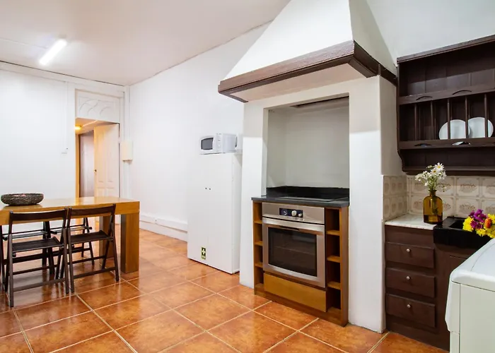 61 - Bright 2br W/ Balcony By Lovelystay