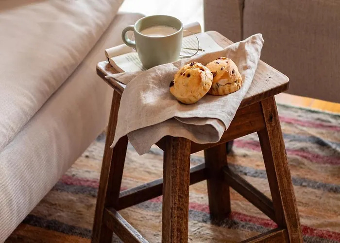 61 - Bright 2br W/ Balcony By Lovelystay *