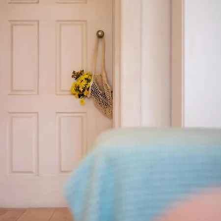 Apartamento 61 - Bright 2br W/ Balcony By Lovelystay *