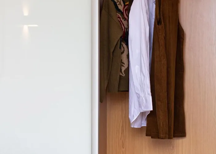 61 - Bright 2br W/ Balcony By Lovelystay