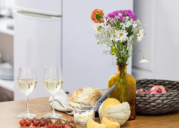 61 - Bright 2br W/ Balcony By Lovelystay Lägenhet