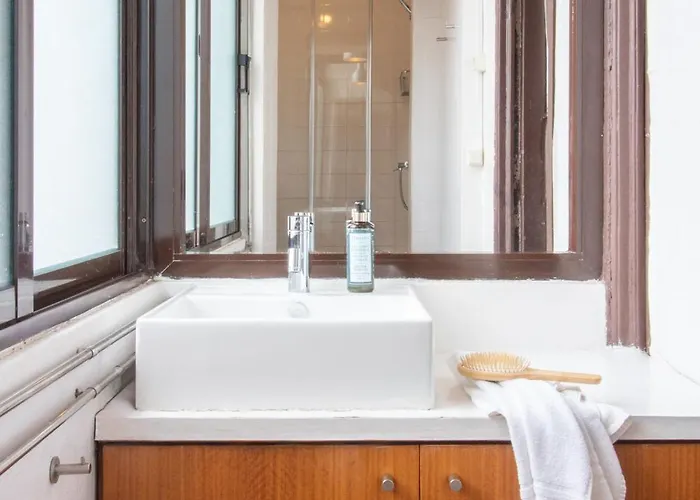 Lägenhet 61 - Bright 2br W/ Balcony By Lovelystay