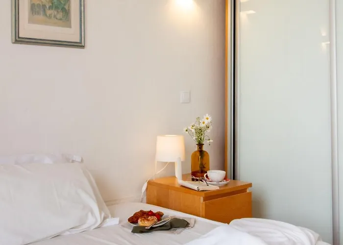 61 - Bright 2br W/ Balcony By Lovelystay *