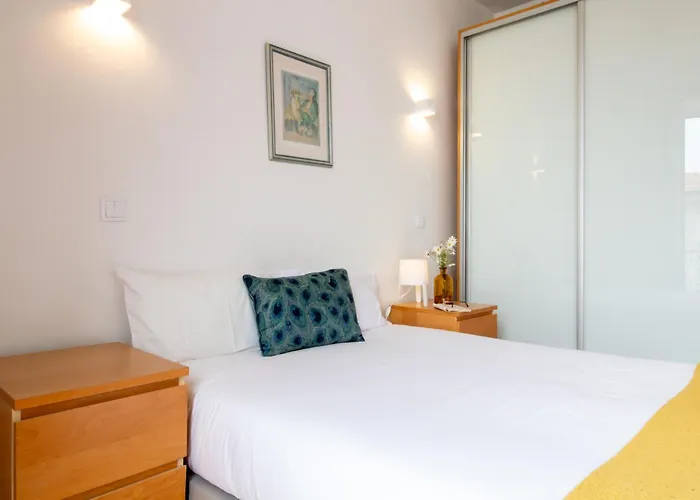 61 - Bright 2br W/ Balcony By Lovelystay *