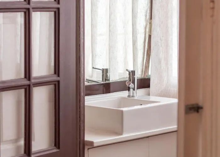 61 - Bright 2br W/ Balcony By Lovelystay *