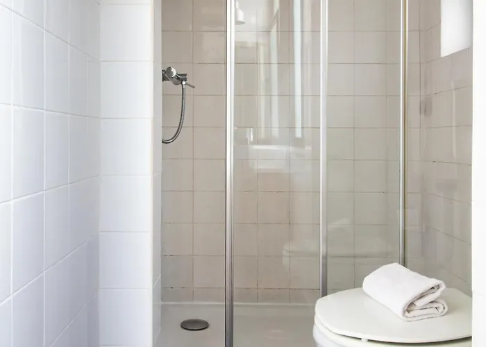 61 - Bright 2br W/ Balcony By Lovelystay