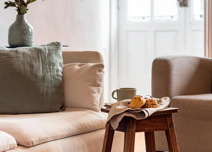 61 - Bright 2br W/ Balcony By Lovelystay *