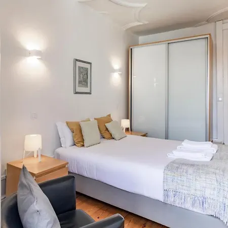 61 - Bright 2br W/ Balcony By Lovelystay *