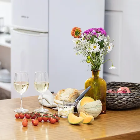 61 - Bright 2br W/ Balcony By Lovelystay Apartment
