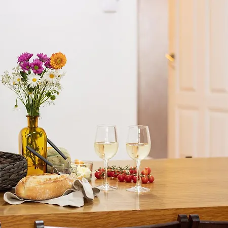 Apartamento 61 - Bright 2br W/ Balcony By Lovelystay *